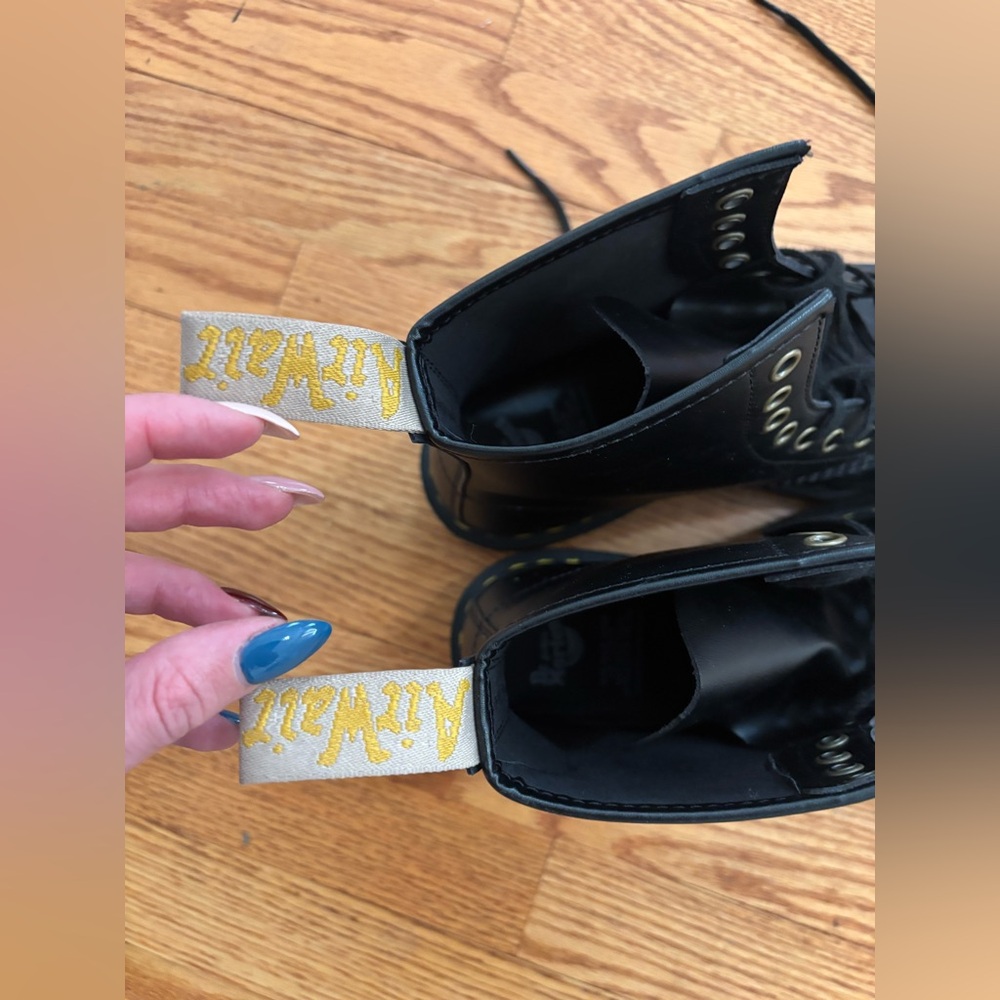 LIKE NEW doc martens boots - Picture 2 of 4